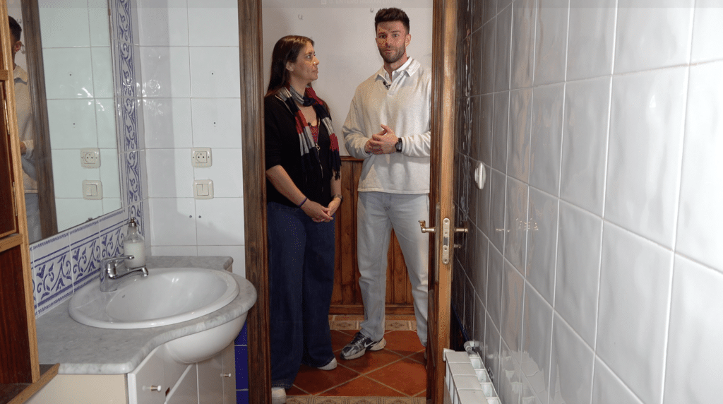 Fotografía del capítulo 4 de Busco Piso, producido por Human Living, mostrando a los protagonistas visitando y evaluando nuevas opciones de vivienda.