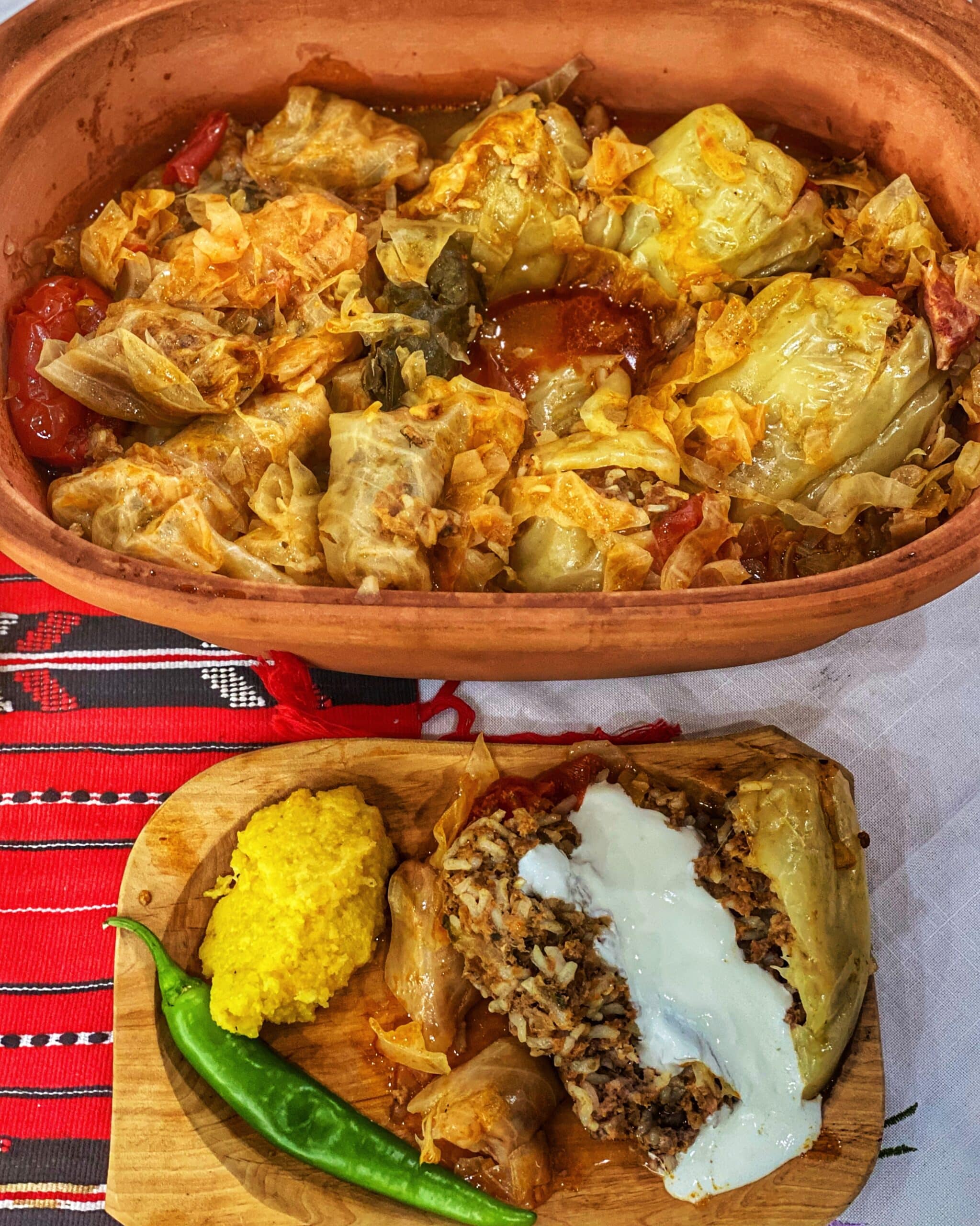 Plato con sarmale, mamaliga y otros ingredientes típicos de la gastronomía Transilvania, mostrando los sabores tradicionales de Rumanía.