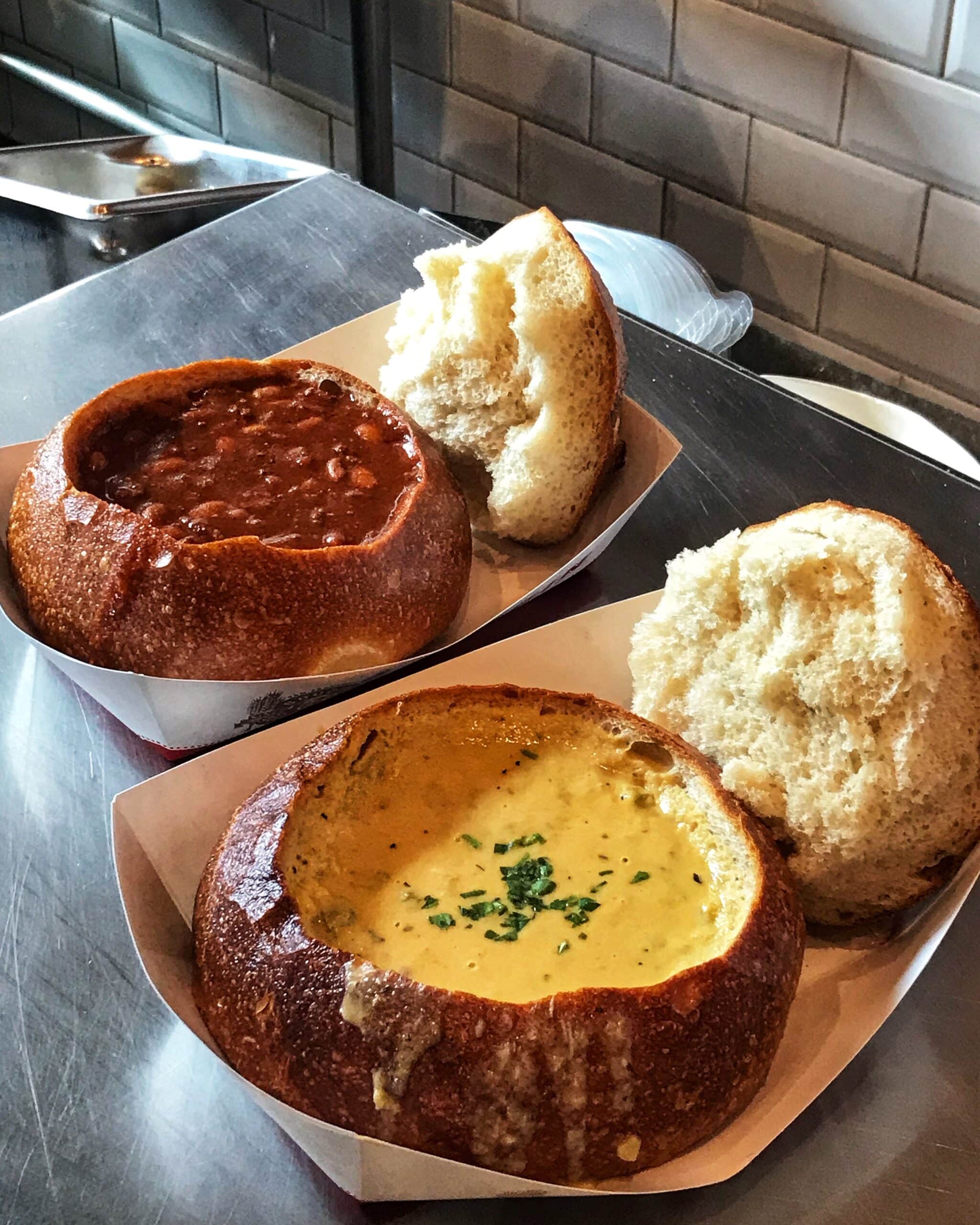 Panes redondos, con tapa, cortada y rellenos de comida en una panadería de San Francisco, mostrando productos de repostería y gastronomía artesanal de la ciudad