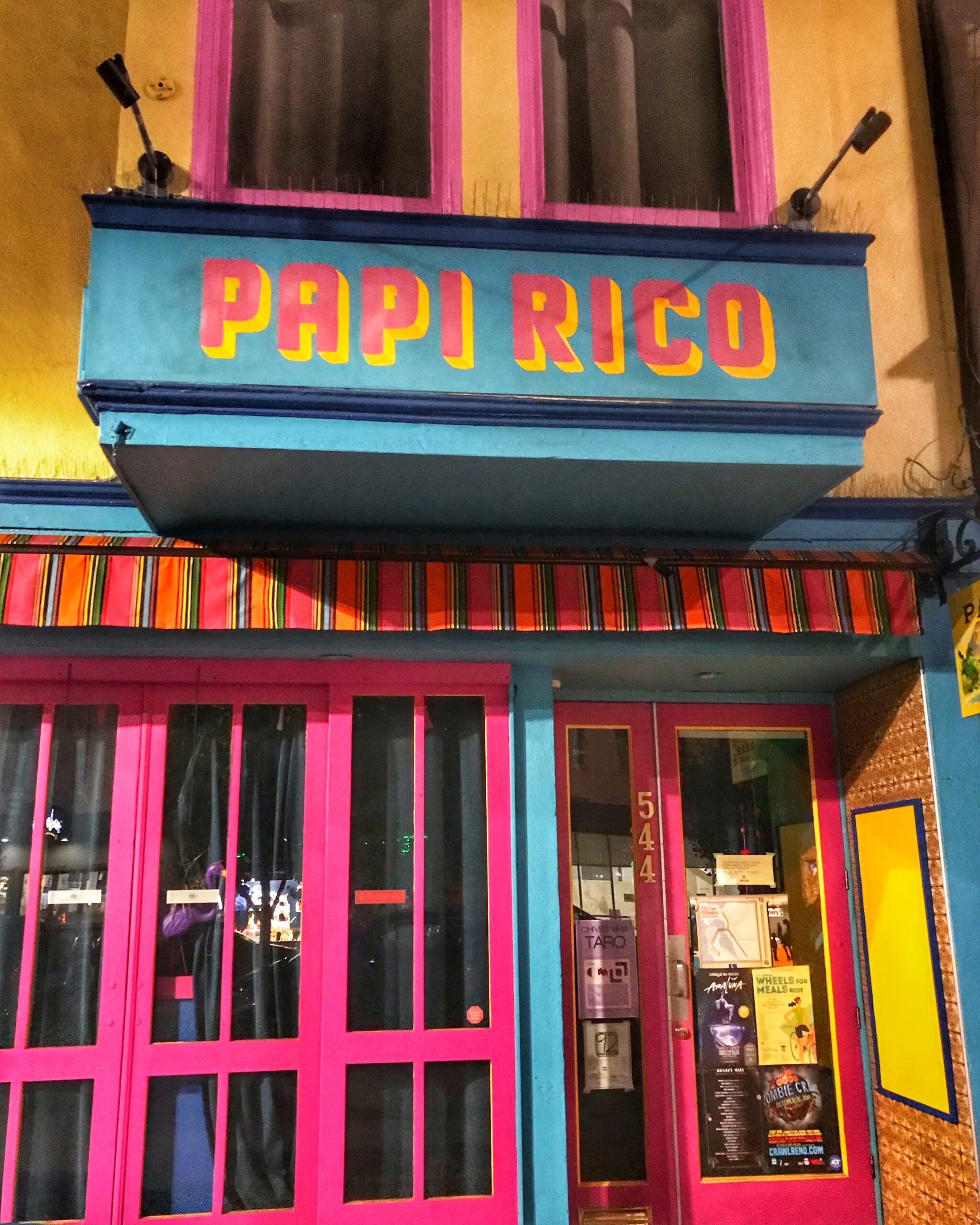 Edificio colorido en San Francisco con el letrero, papi rico, destacando, arquitectura urbana, vibrante y carteles llamativos en la ciudad estadounidense