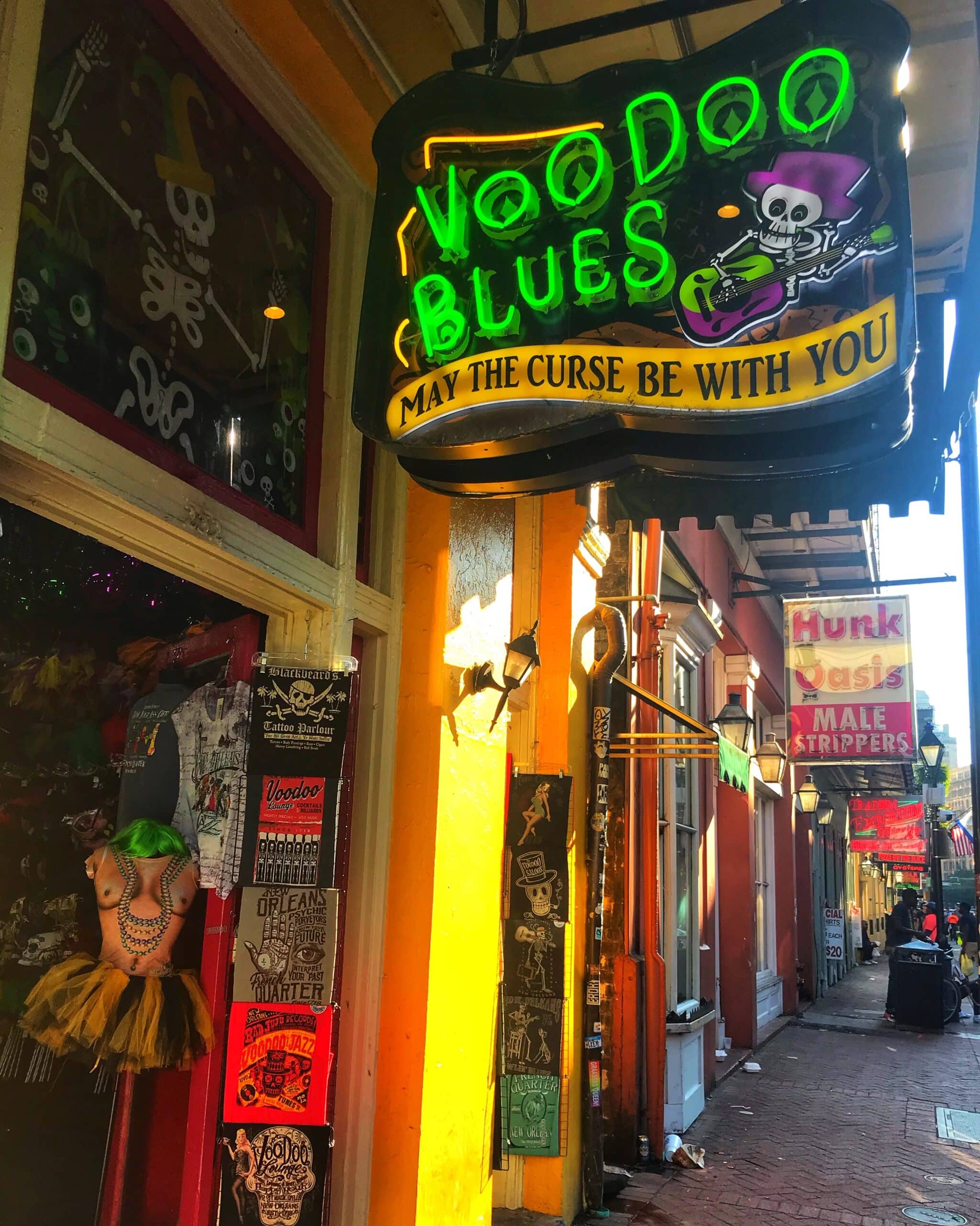 Varias fachadas de locales en Nueva Orleans con carteles por la calle, mostrando el ambiente urbano, comercial y turístico de la ciudad