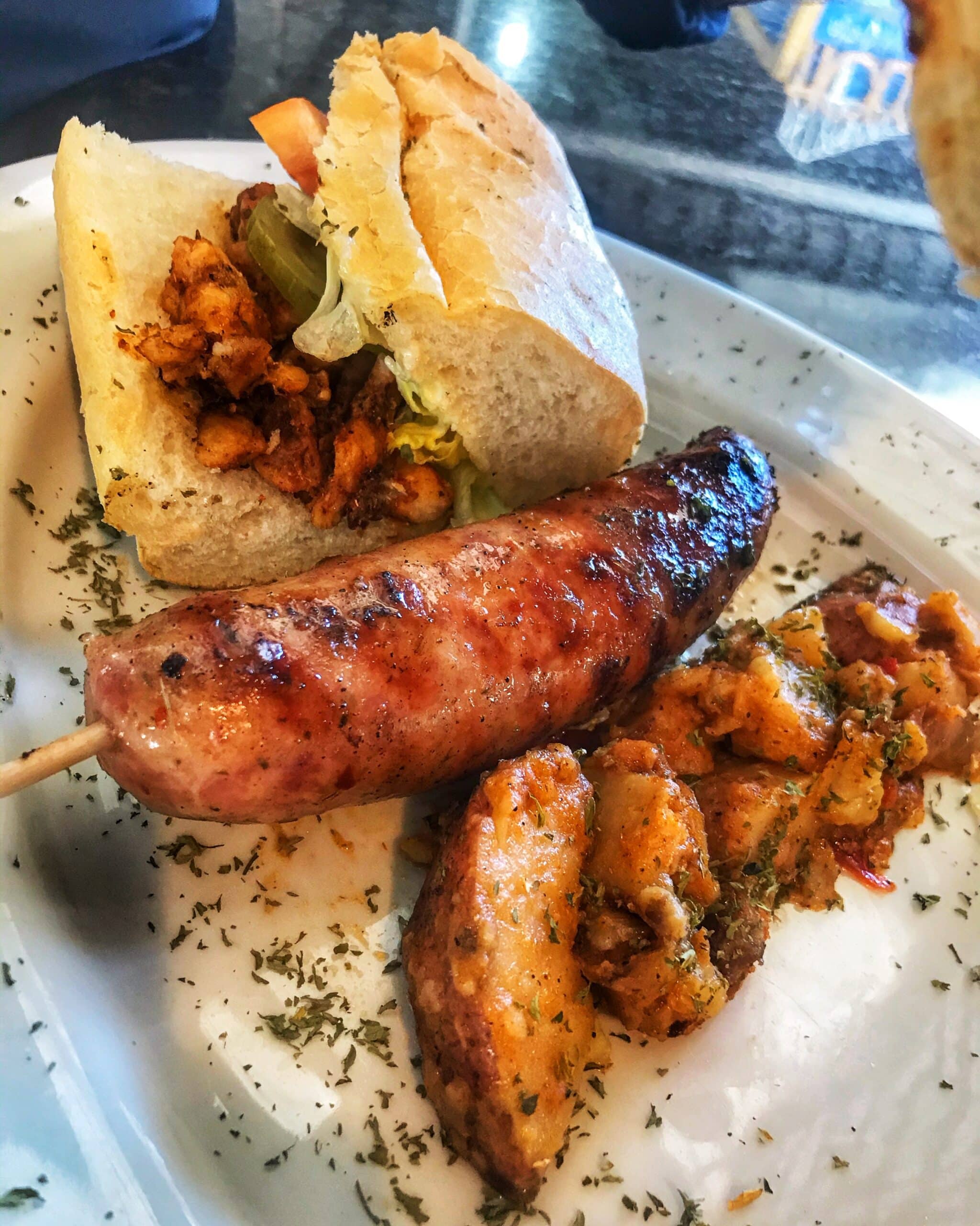 Plato de salchicha típica de Nueva Orleans servido con comida local, mostrando gastronomía, tradicional y especialidades culinarias de la ciudad estadounidense