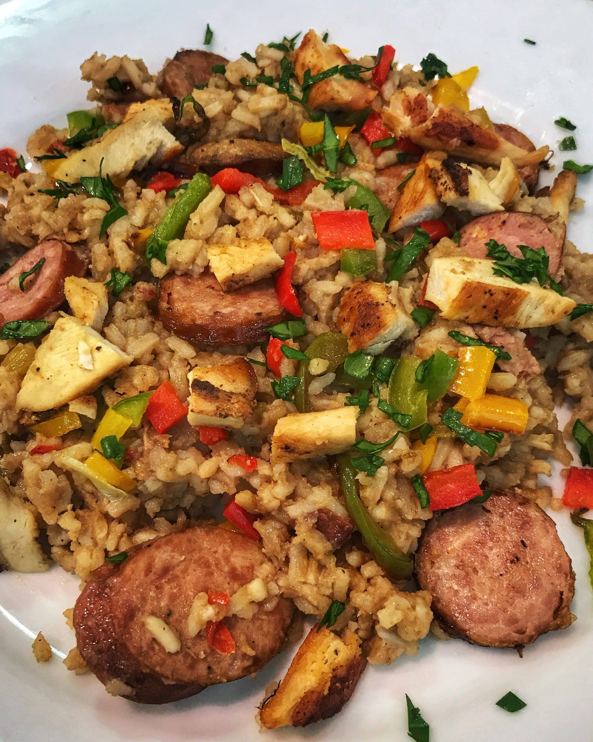 Plato de arroz, acompañado de verduras y trozos de carne en Nueva Orleans, mostrando la gastronomía local y comida típica de la ciudad estadounidense