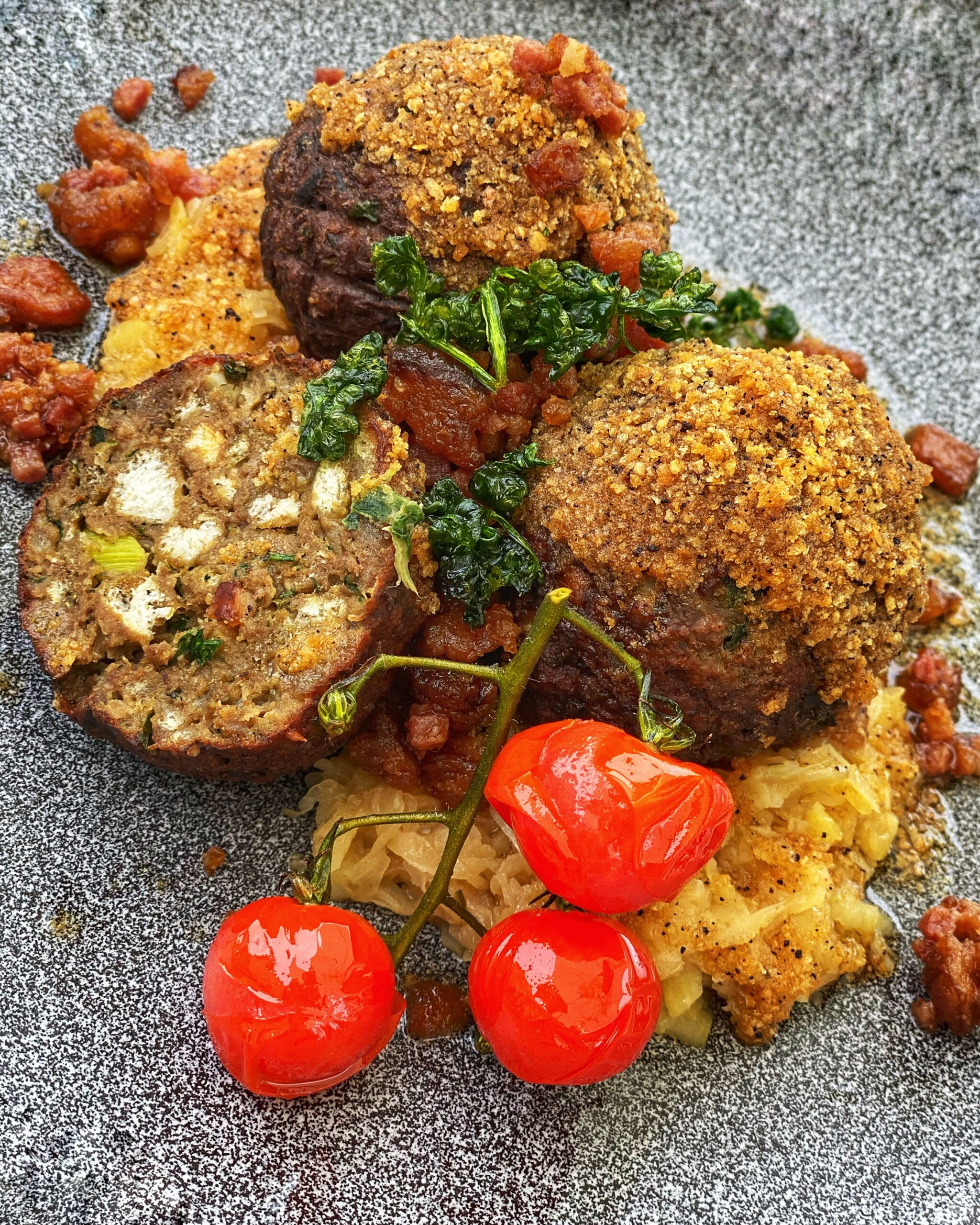 Plato de comida tradicional austriaca servido en Salzburgo, representando la gastronomía local y los sabores característicos de la región.