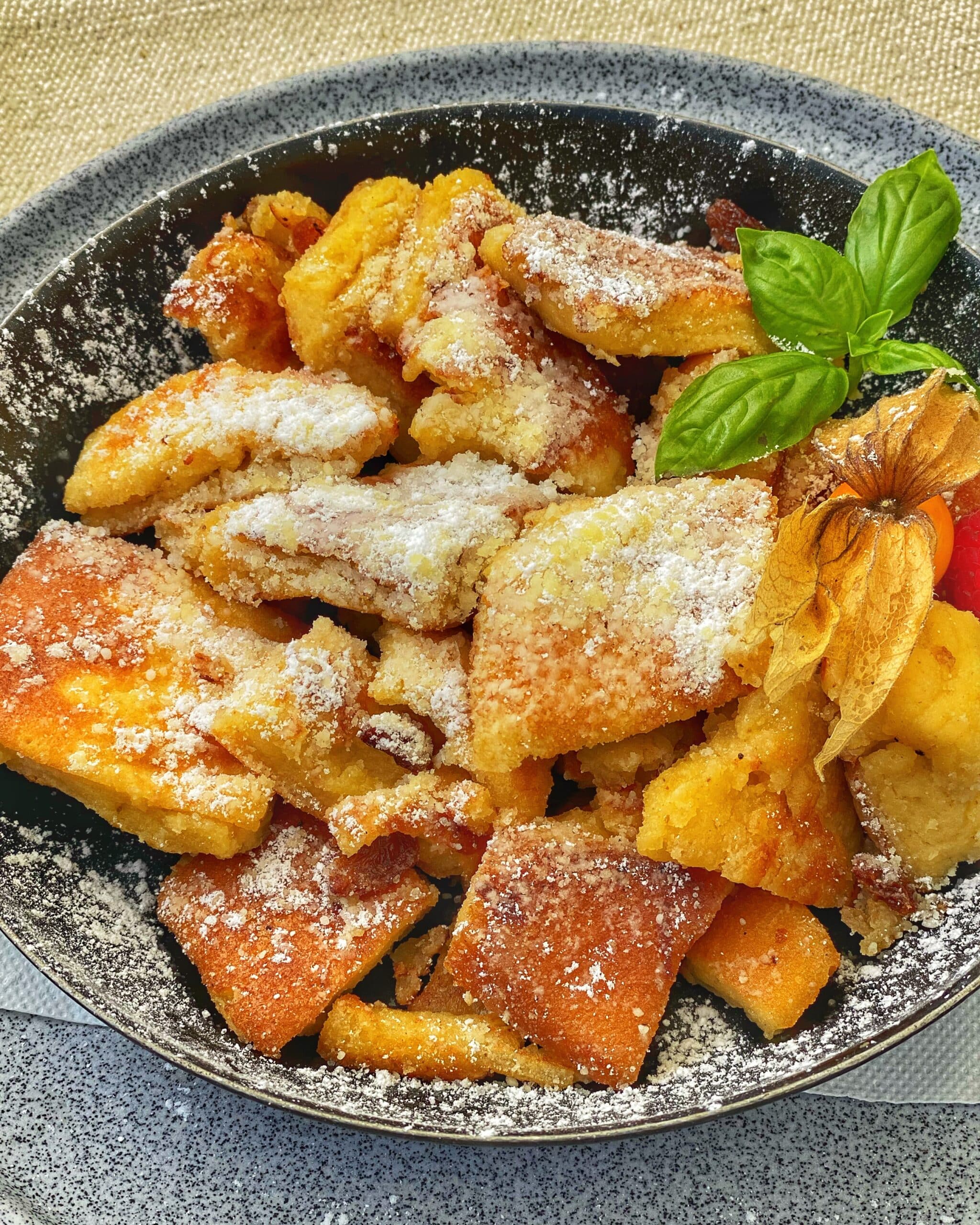 Plato con un postre típico de Salzburgo, representando la repostería local y los sabores tradicionales de la región austriaca.