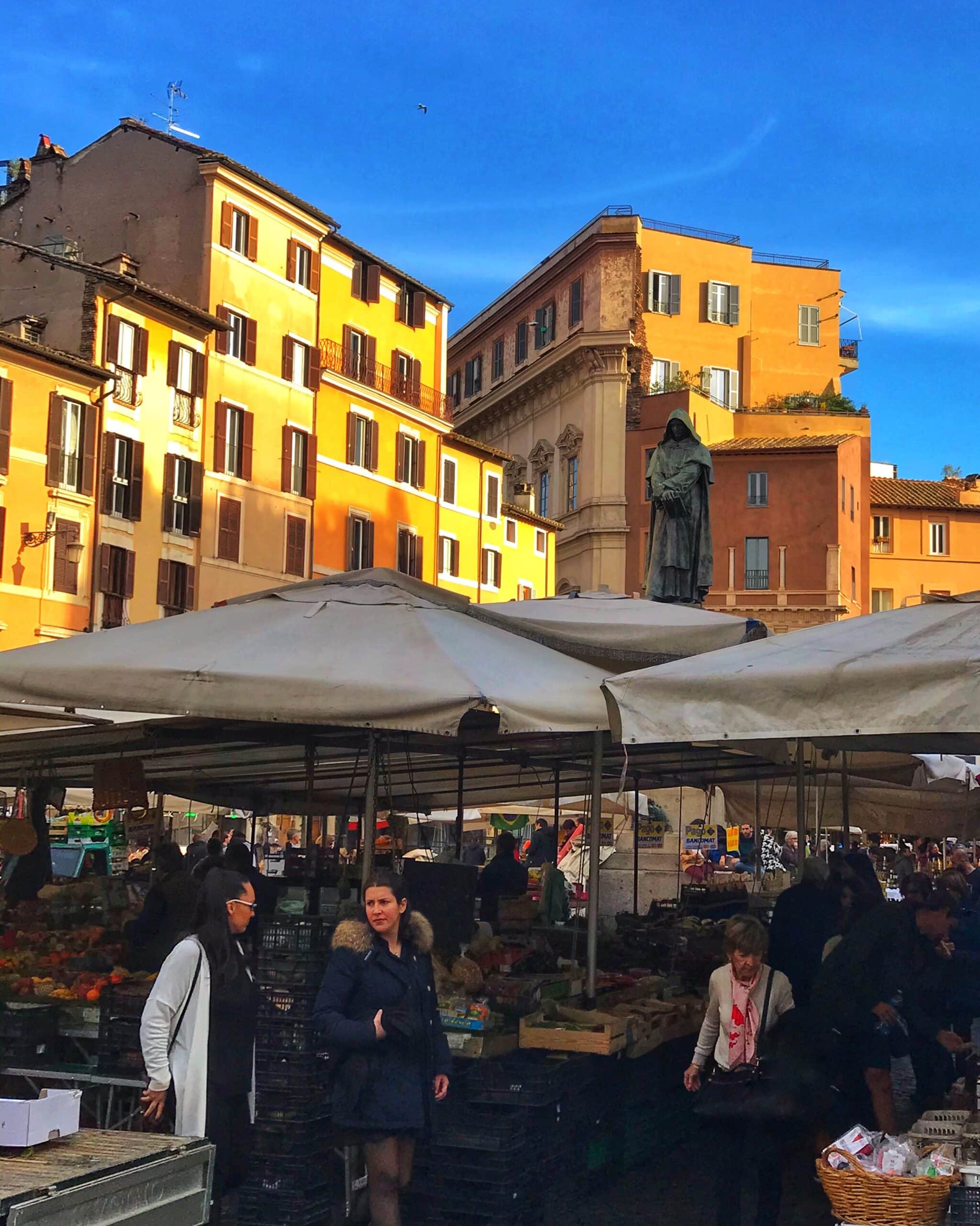 Mercado callejero típico en Roma, compuestos de alimentación, frutas, verduras y productos locales, mostrando el ambiente bullicioso y la cultura gastronómica italiana