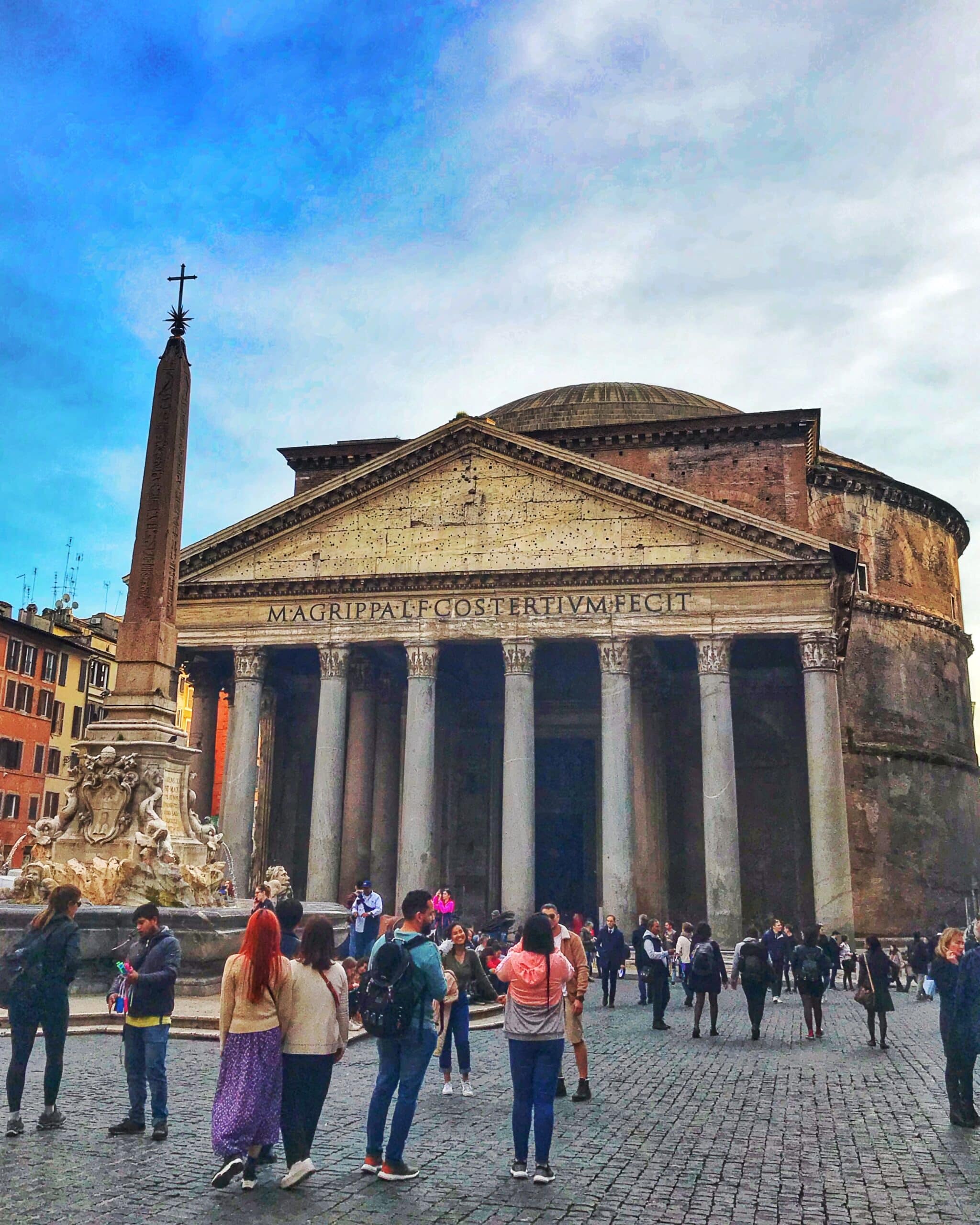 Gran monumento histórico en Roma, con turistas, caminando alrededor, mostrando arquitectura emblemática y detalles artísticos de la ciudad italiana