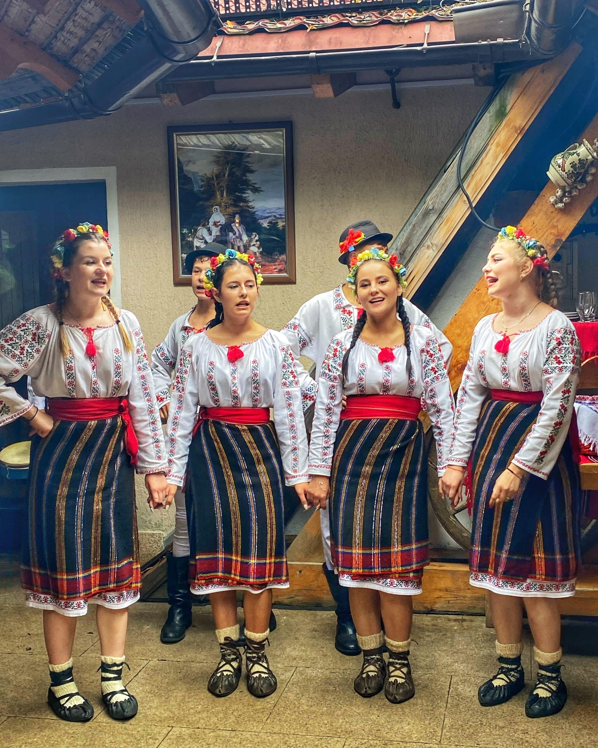 Grupo de niñas vestidos con traje tradicionales romanos de Transilvania, mostrando la cultura y las costumbres locales.