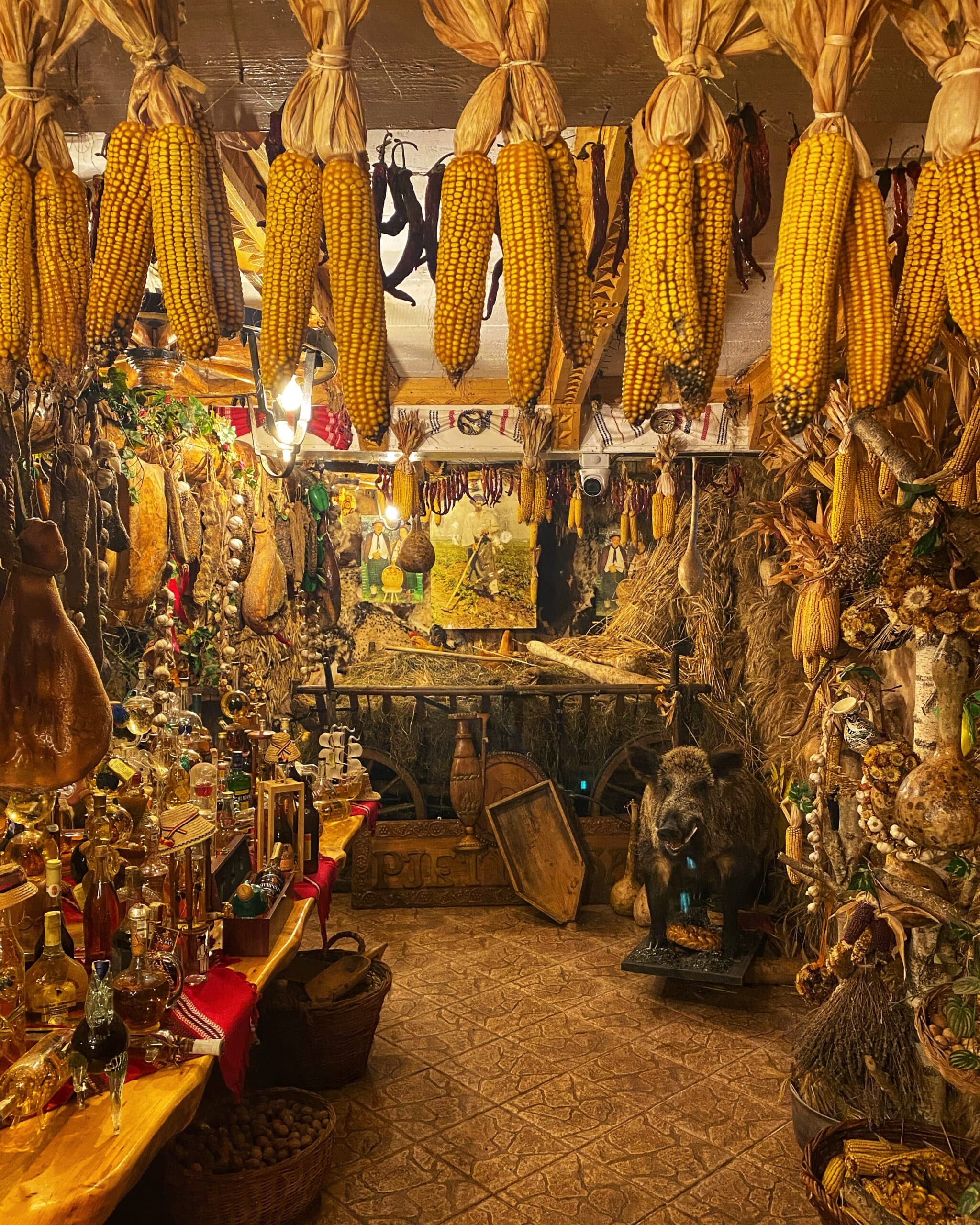 Interior de una tienda en Transylvania con antigüedad, tarros de cristal y maíz. Colgado del techo, mostrando la cultura y las tradiciones locales.