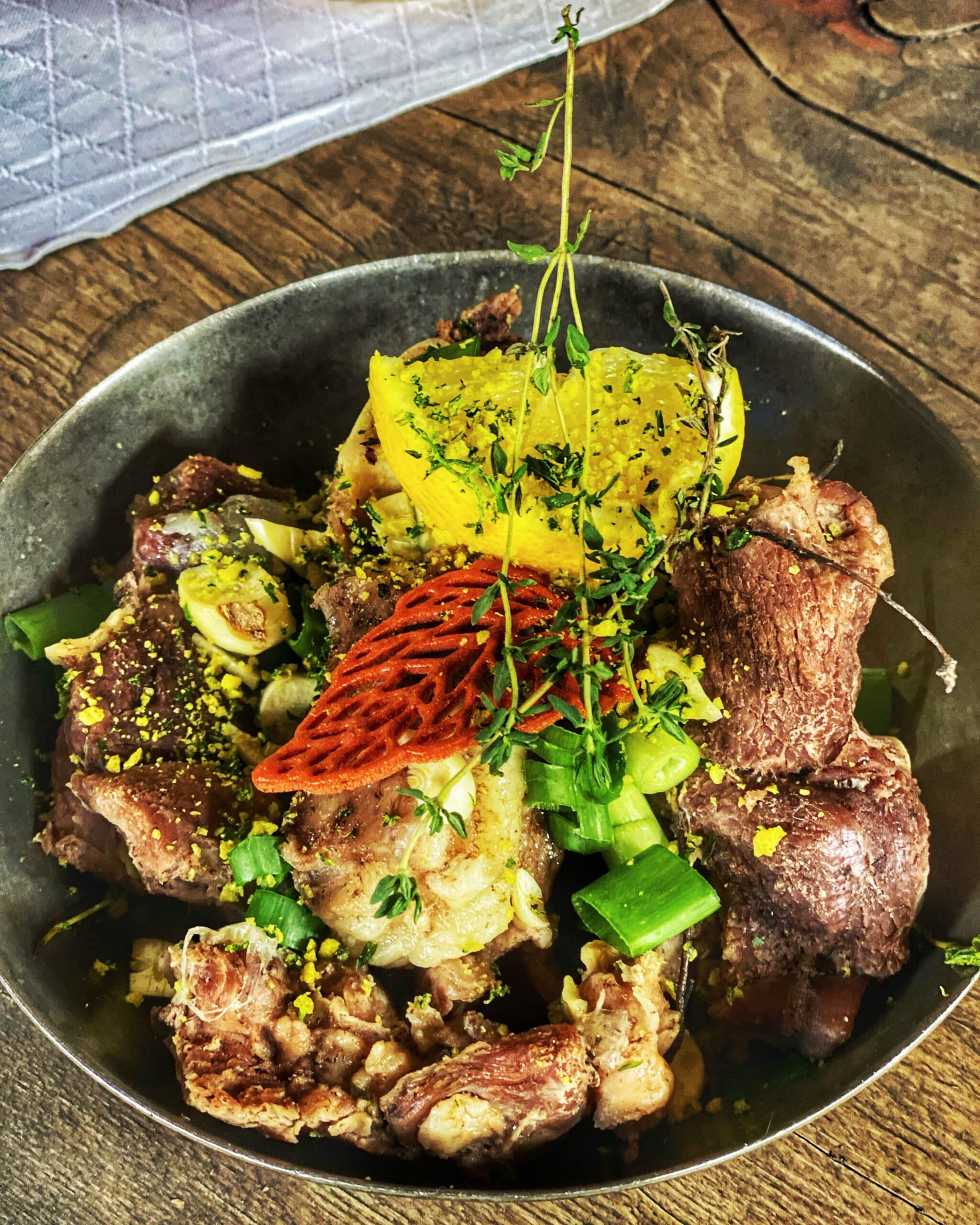 Plato de carne servido en un restaurante de Transilvania, representando la gastronomía local y sus sabores típicos.