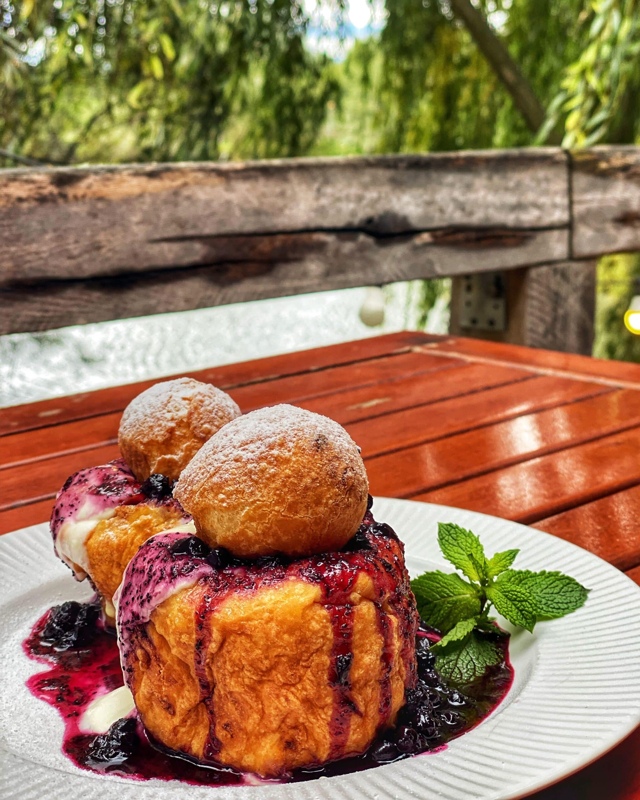 Postre, típico servido sobre una mesa con un fondo difuminado que muestra un bosque, destacando la gastronomía de Transilvania en un ambiente natural.
