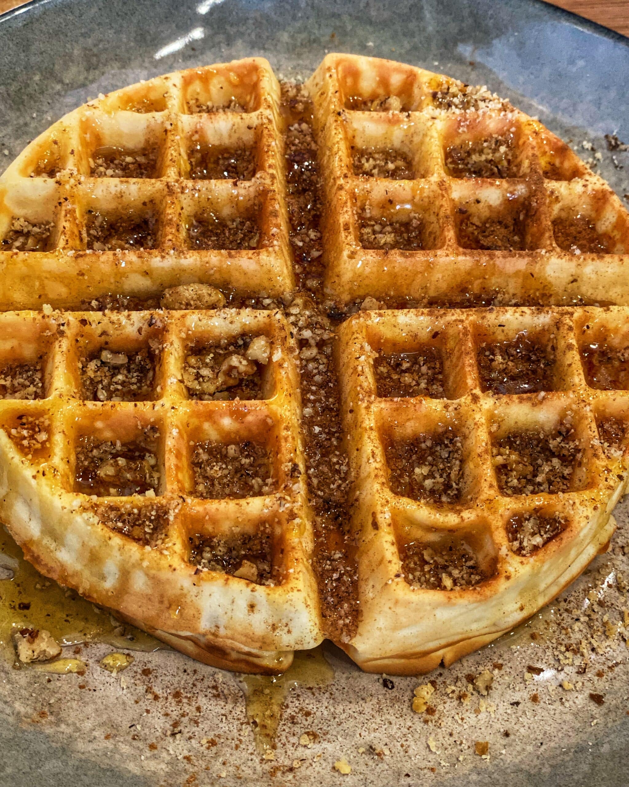Un cofre servido sobre un plato, representando un postre típico de la gastronomía de Transilvania.
