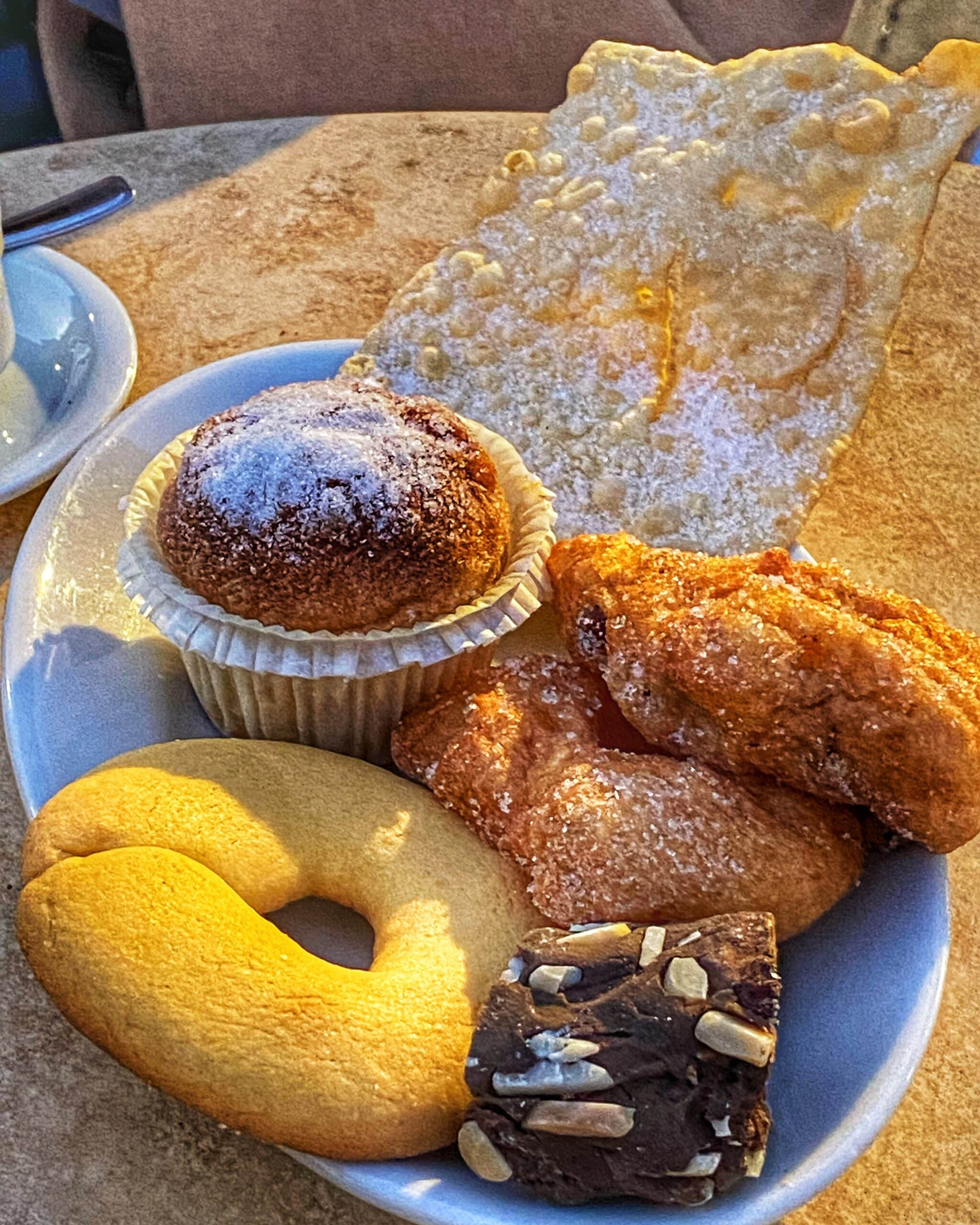 Colección de postres tradicionales de Venecia, mostrando arte y diseño característico de la ciudad.