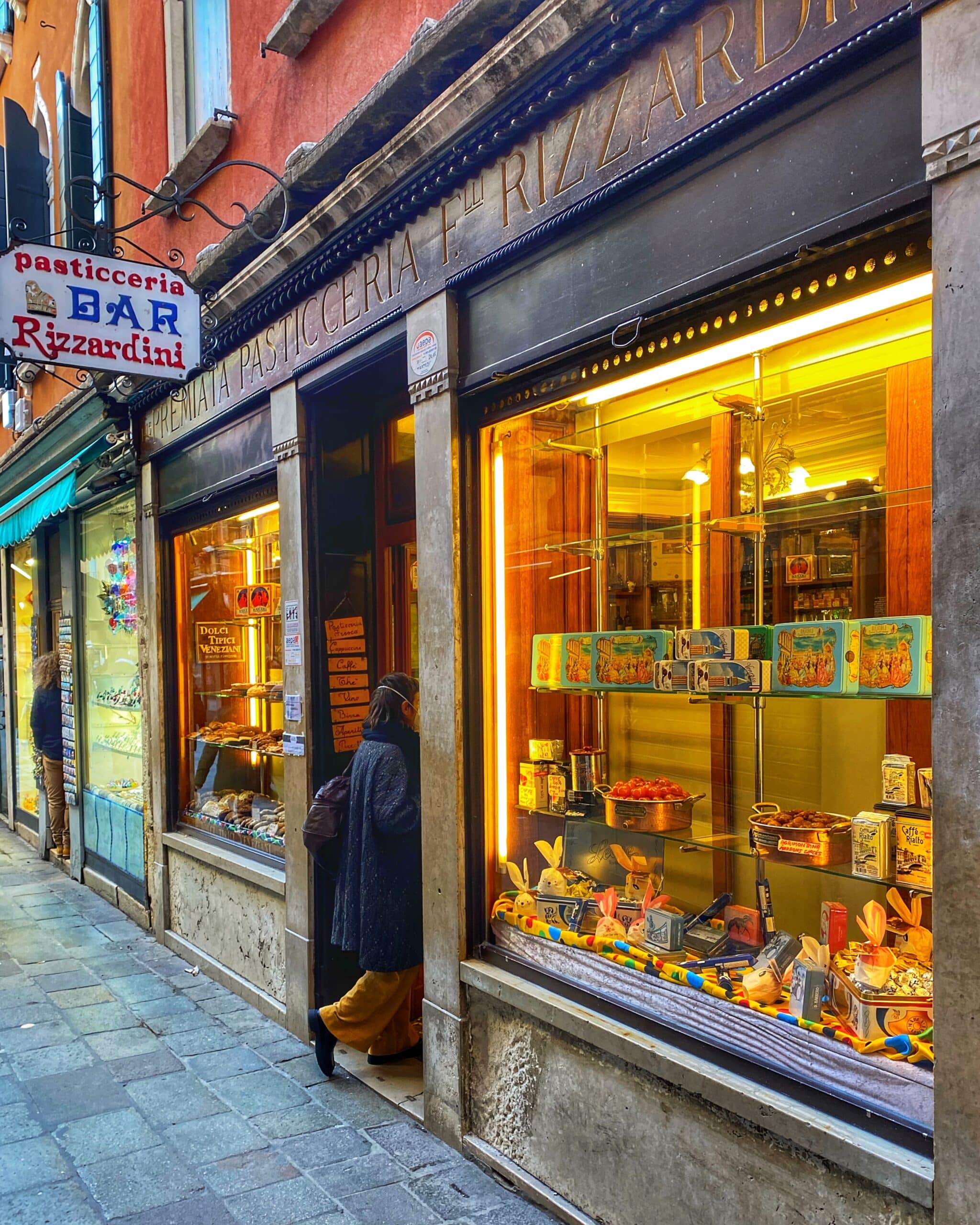 Entrando a una pastelería bar típica de Venecia, mostrando la fachada del local y su ambiente acogedor en la calle.