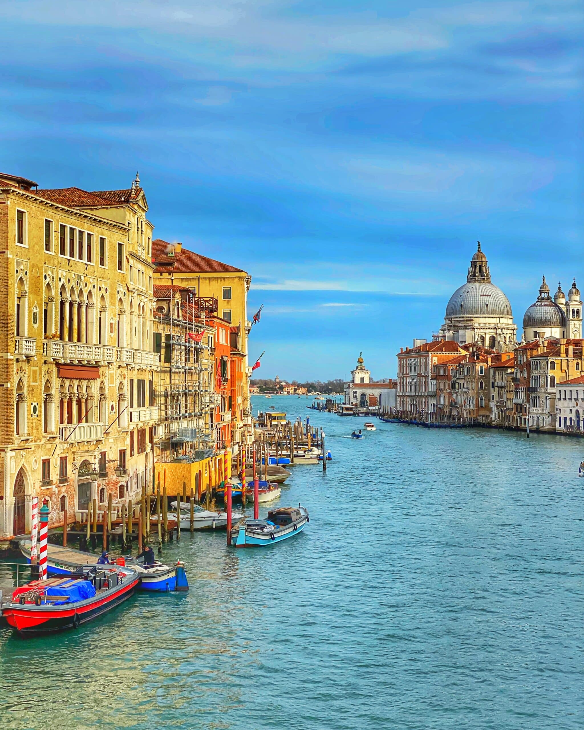 Vista del río en Venecia, con edificios históricos a ambos lados y barcos navegando