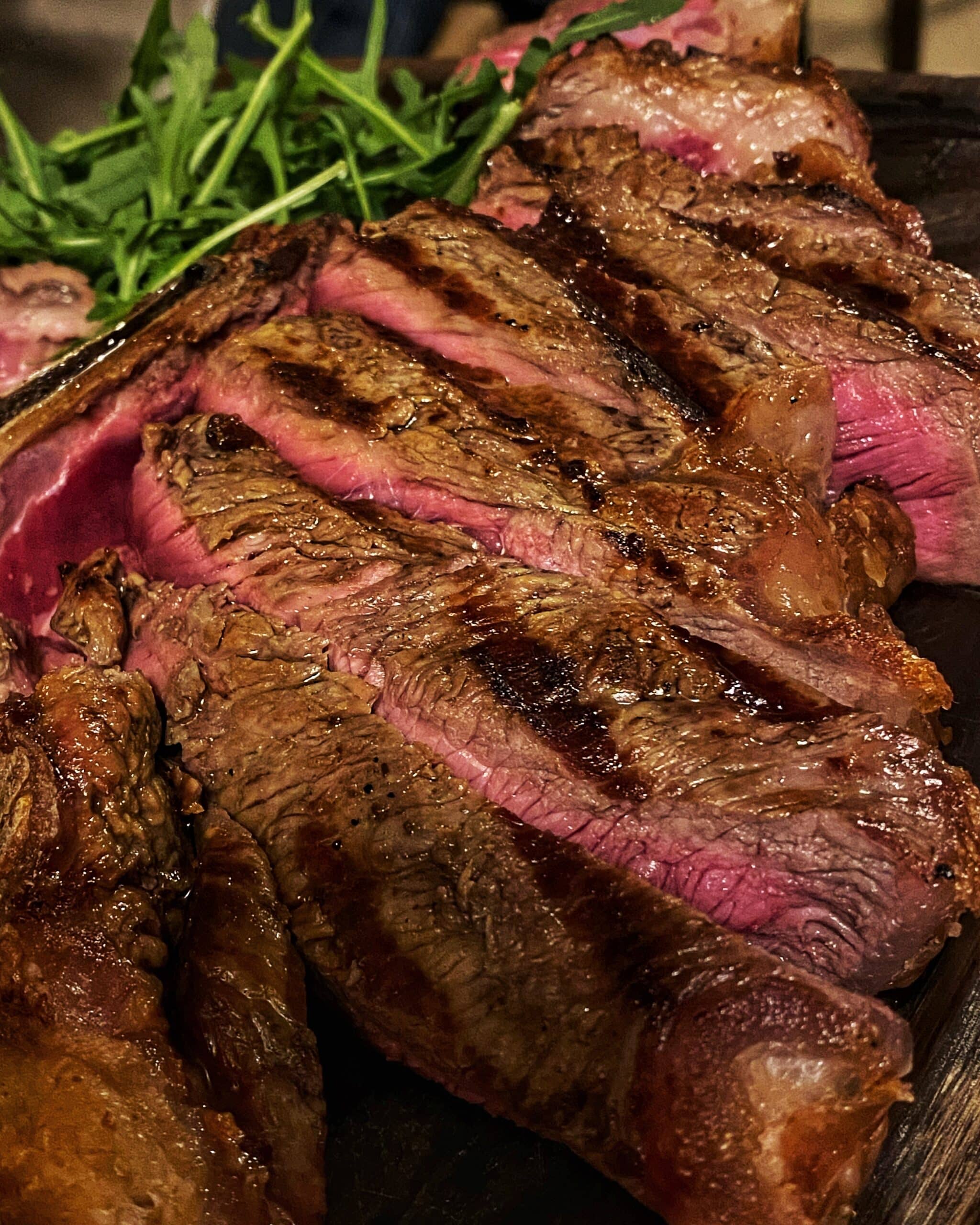 Porción de carnes servida sola, representando la gastronomía típica de la toscana y sus platos tradicionales.