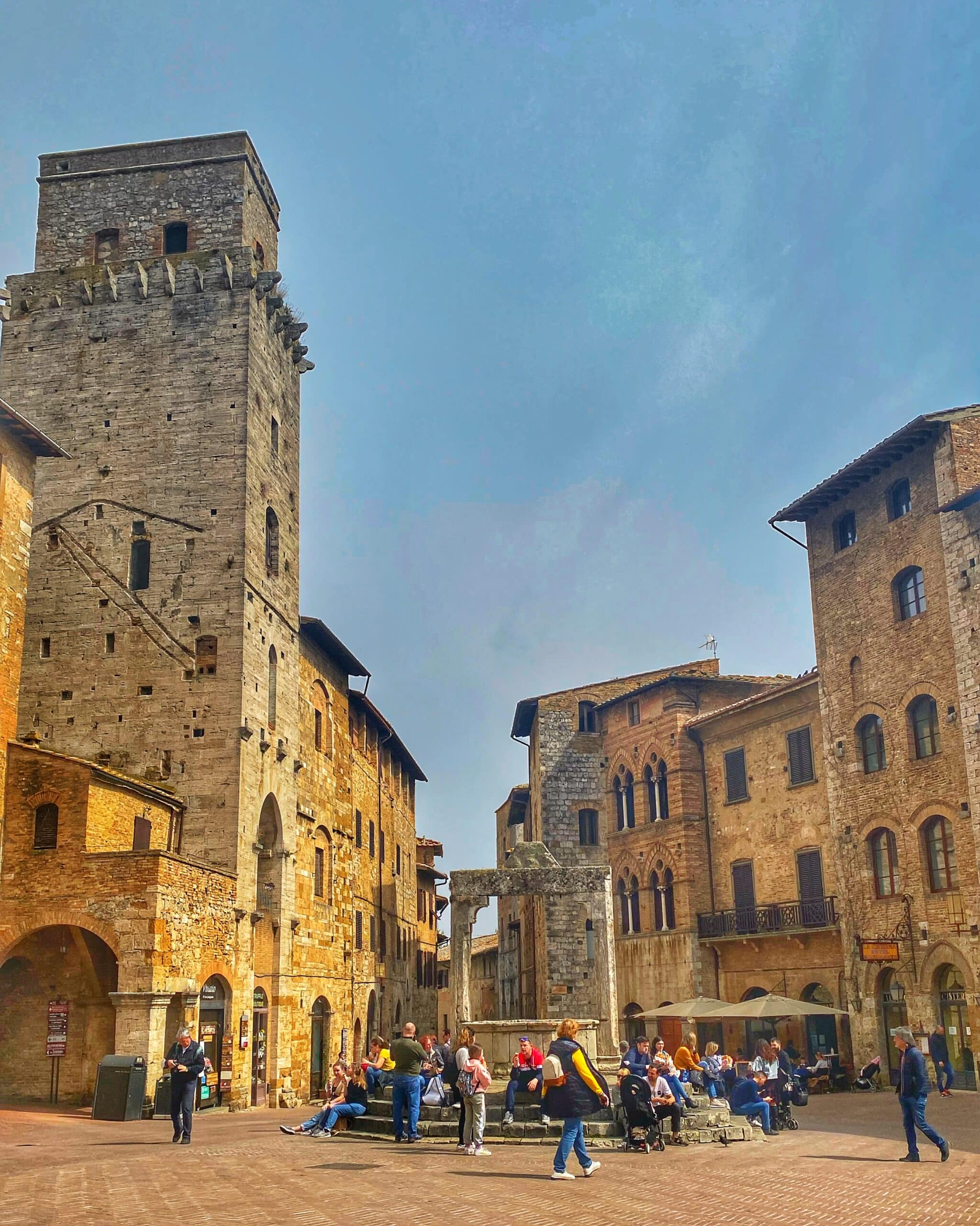 Vista de una plaza histórica en la toscana con arquitectura tradicional italiana y el ambiente característico de la región.