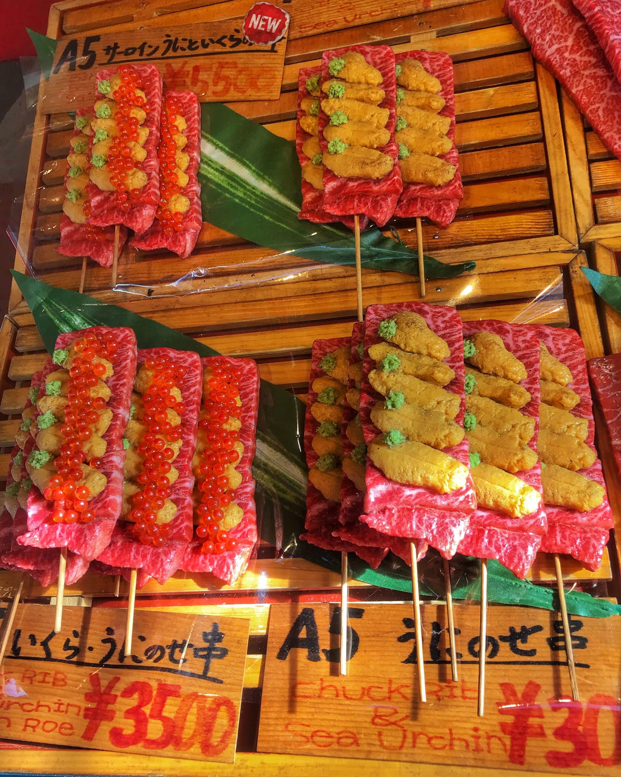 Plato de comida, típica japonesa en Tokio con ingredientes tradicionales y presentación, característica de la gastronomía japonesa. Fotografía de comida fresca y auténtica