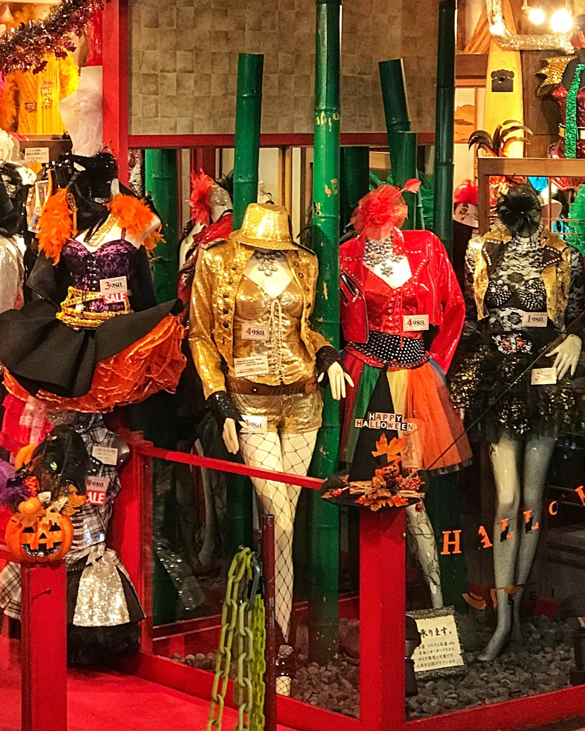 Variedad de trajes de disfraces, colgados en una tienda de Tokio mostrando colores y estilo diversos ropa para carnaval, Cosplay o fiesta temática japonesa