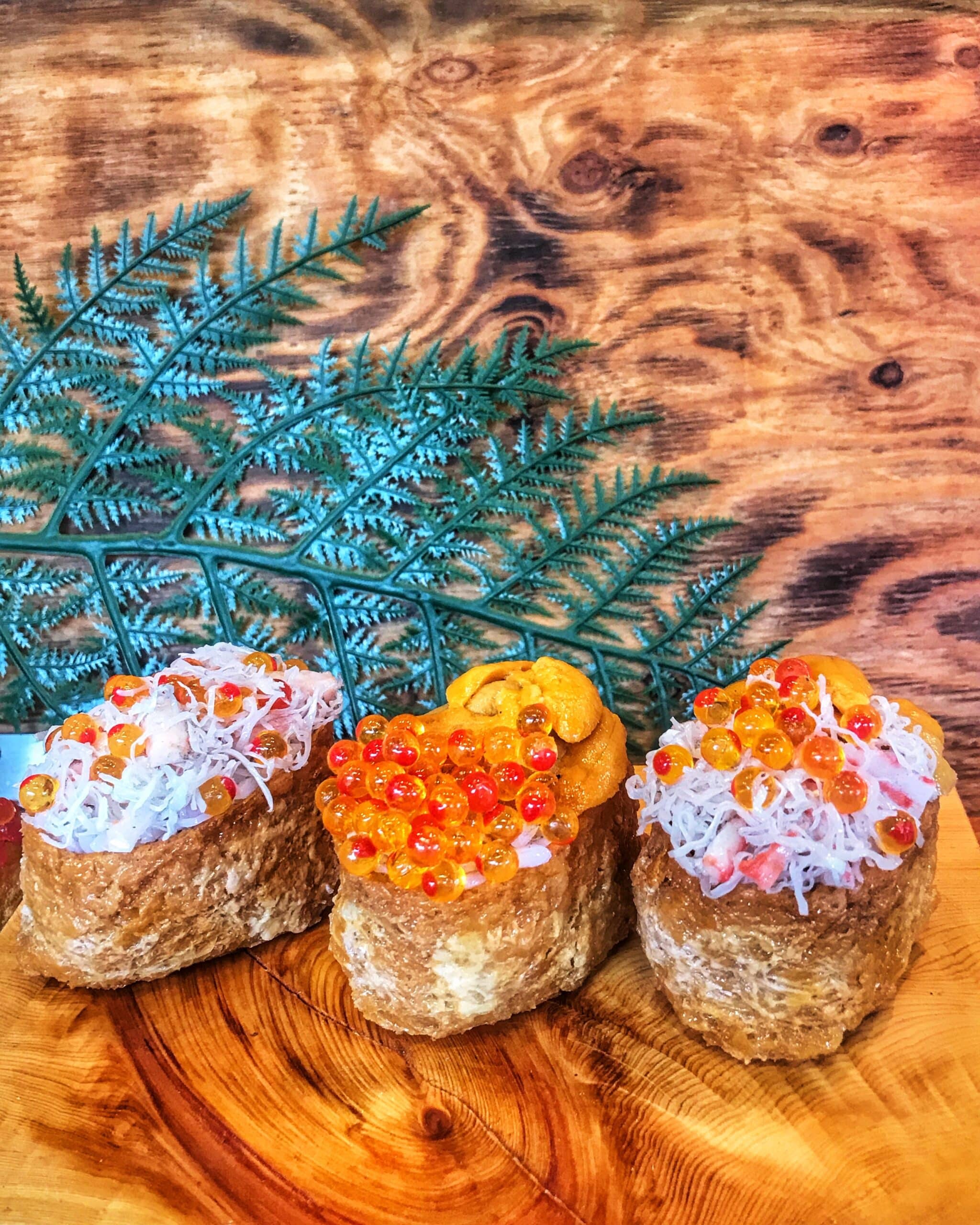 Huevas de pescado frescas, con hoja decorativa en Tokio, fotografía de productos frescos, de gastronomía japonesa