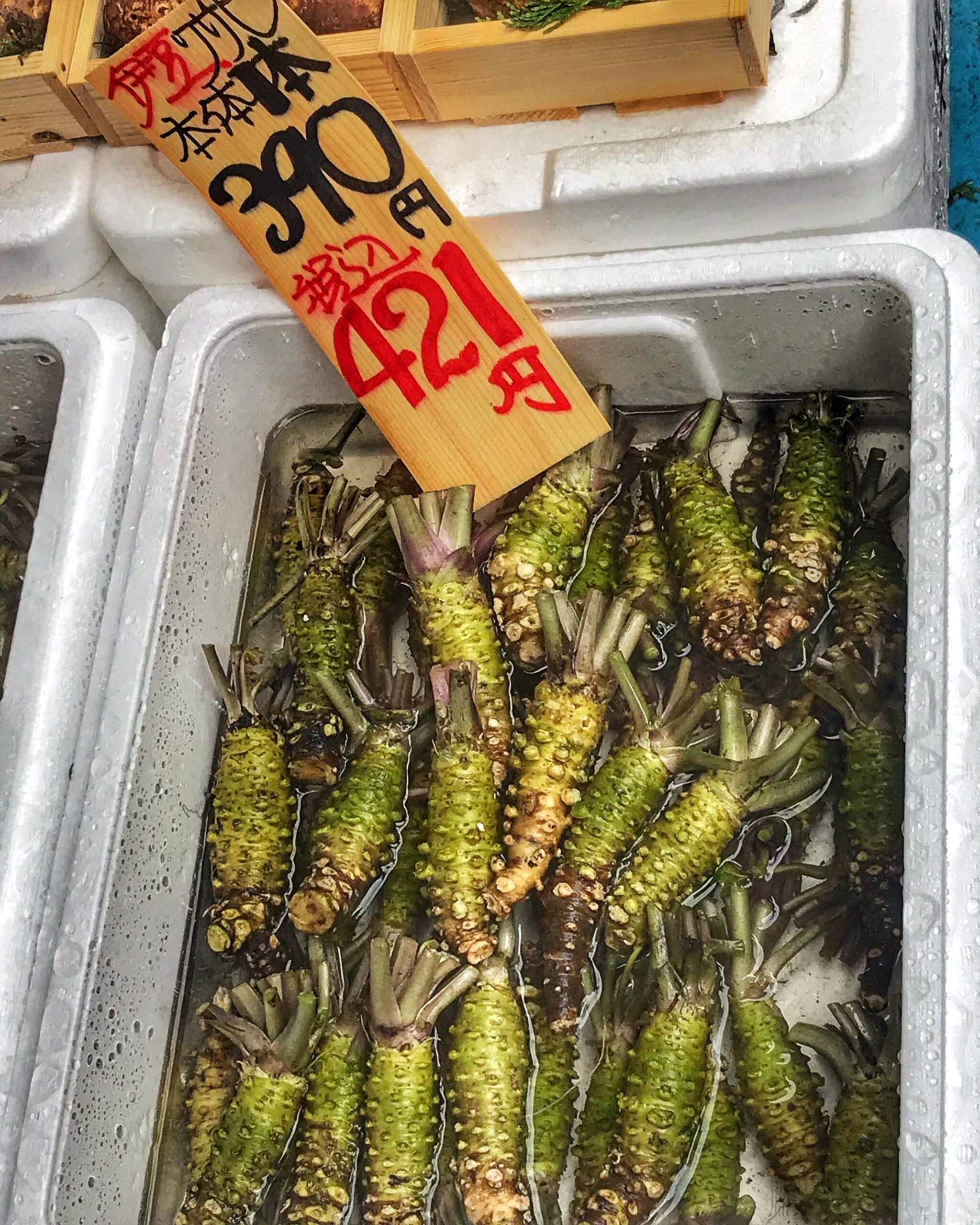 Tubérculo de color verde, expuesto en un mercado de Tokio sobre una superficie de venta