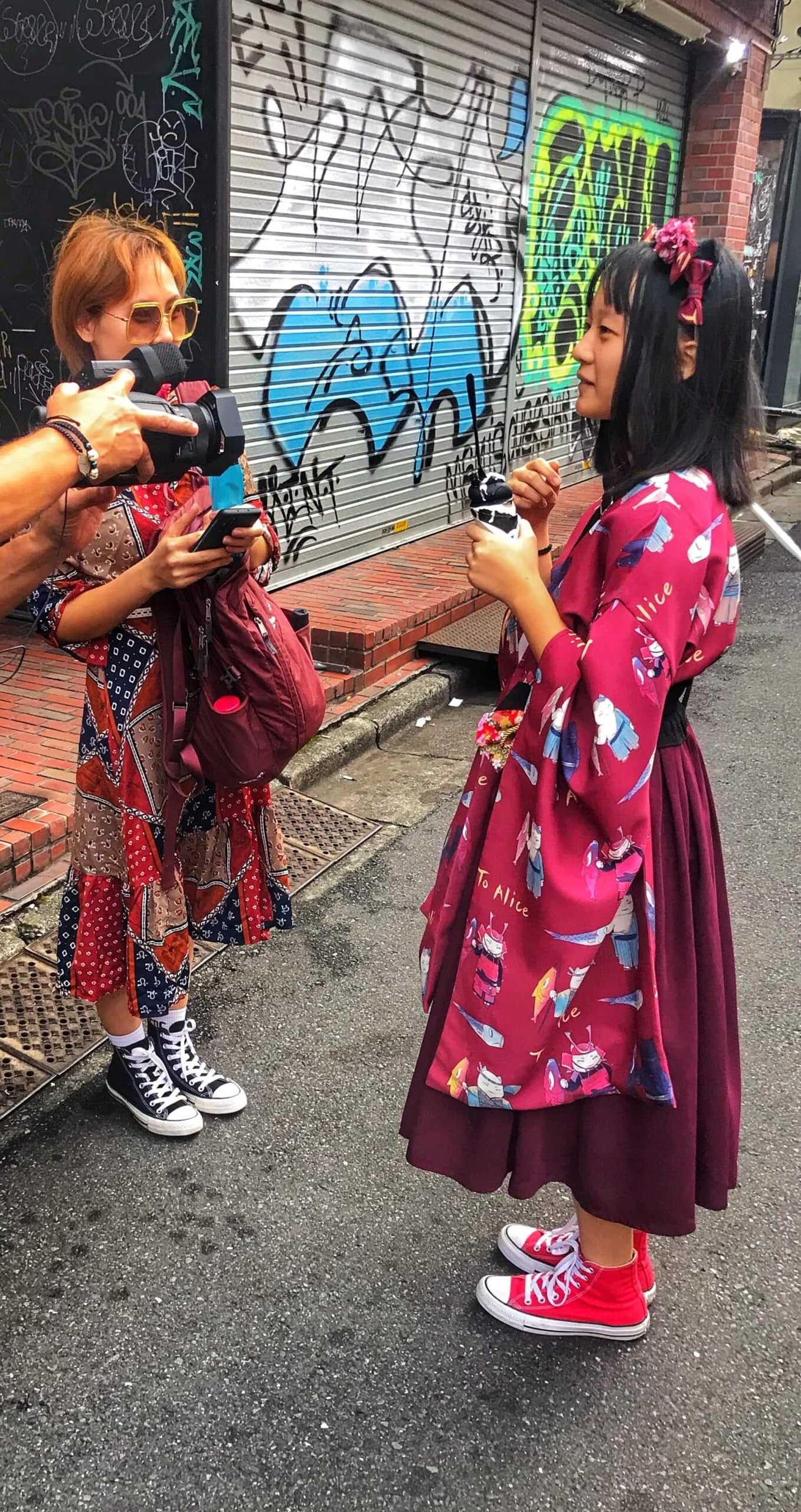 Dos mujeres en Tokio, vistiendo trajes tradicionales japoneses, posando en un entorno urbano