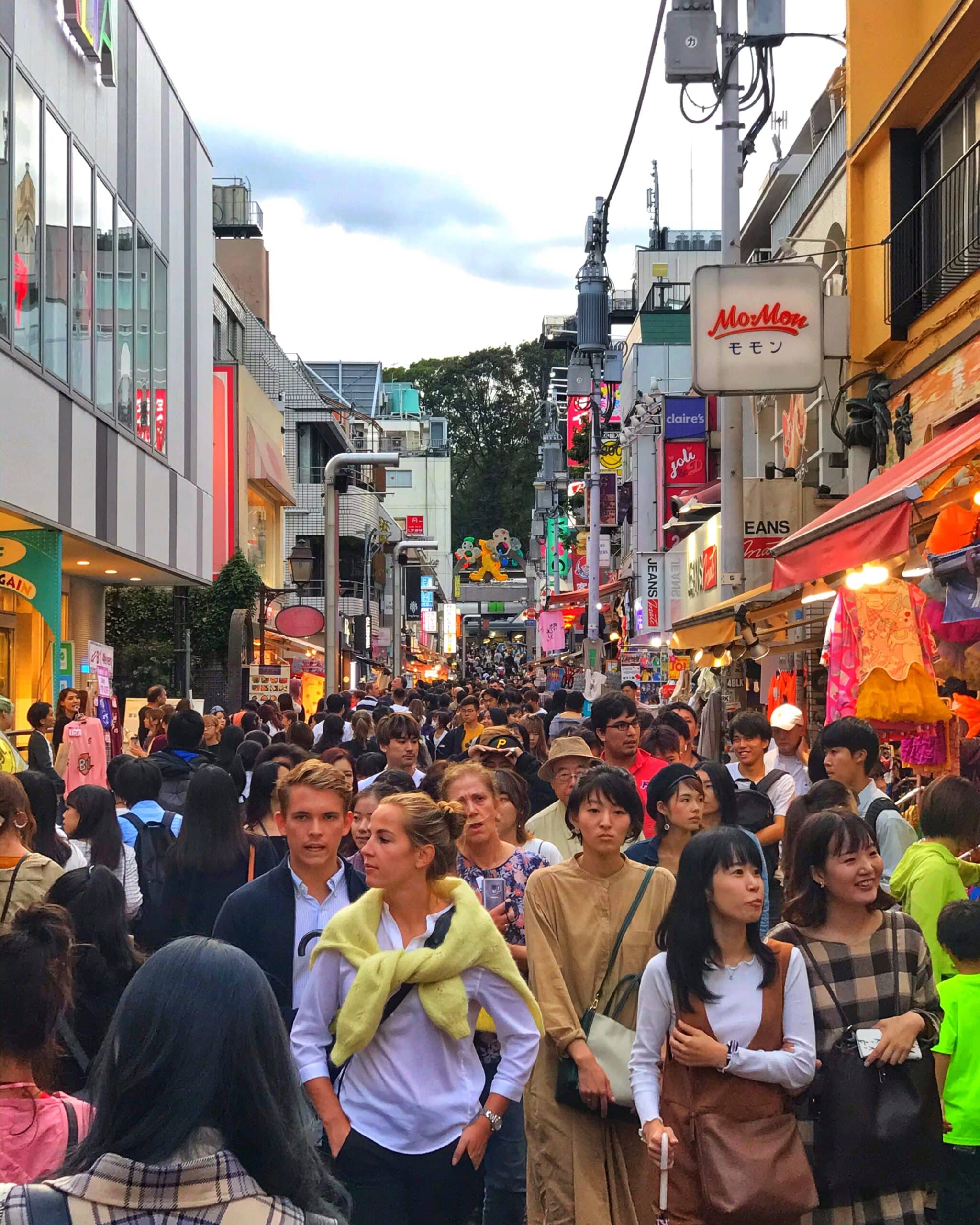Tallas abarrotada de personas durante el día en toque con turistas y locales, caminando entre tiendas y edificios, mostrando el bullicio urbano japonés