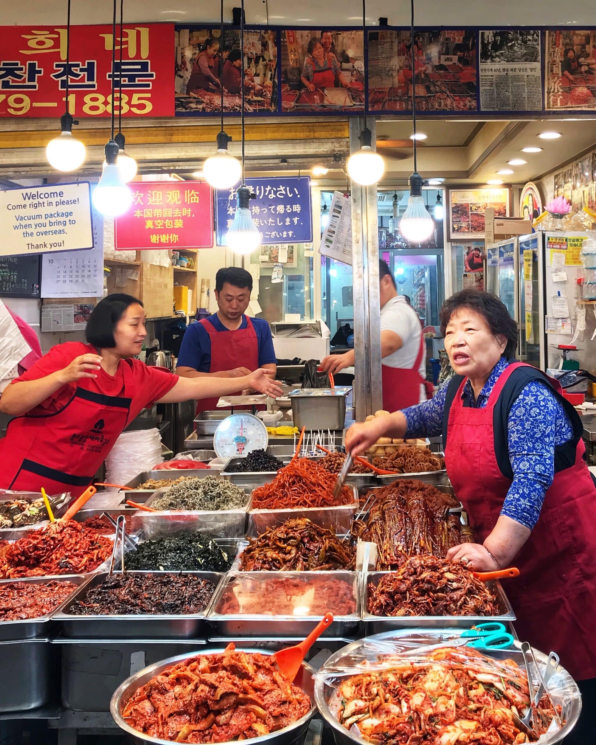 Mujer coreana en un mercado de Seúl o rodeada de crustáceos en un mercado coreano