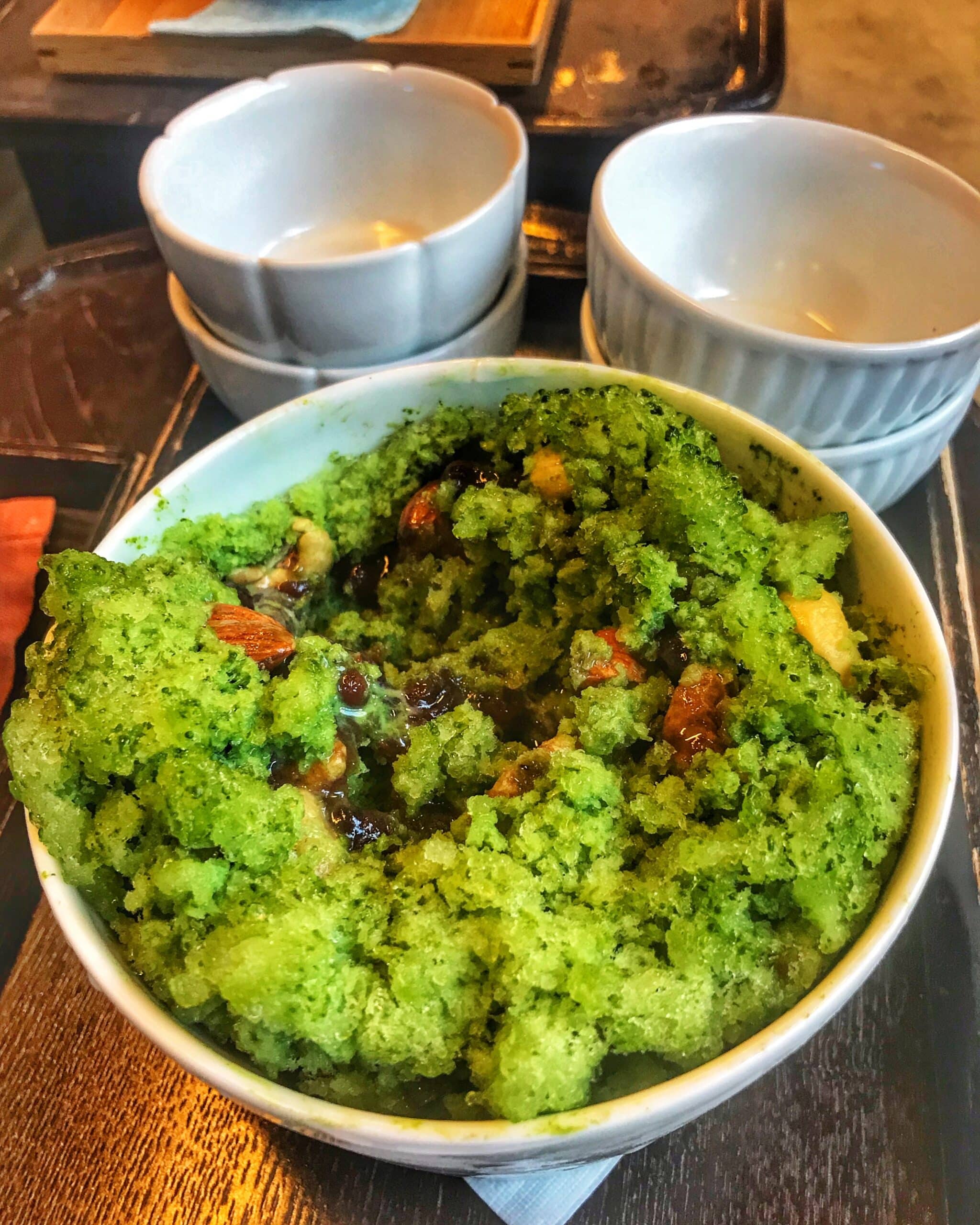 Plato de comida en restaurante de Seúl con un ingrediente principal de color verde presentado de forma apetecible, fotografía de gastronomía coreana