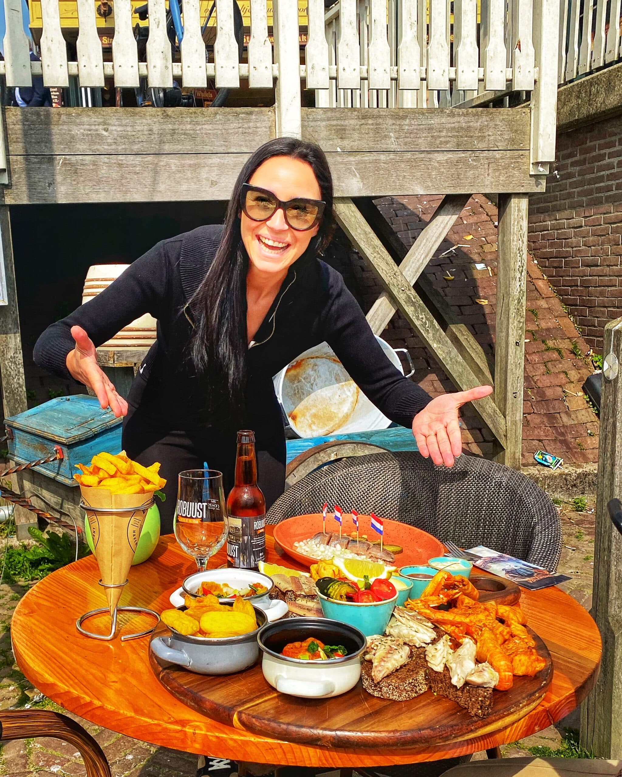 Leticia Álvarez de Perea, junto a una mesa con comida tradicional de Ámsterdam