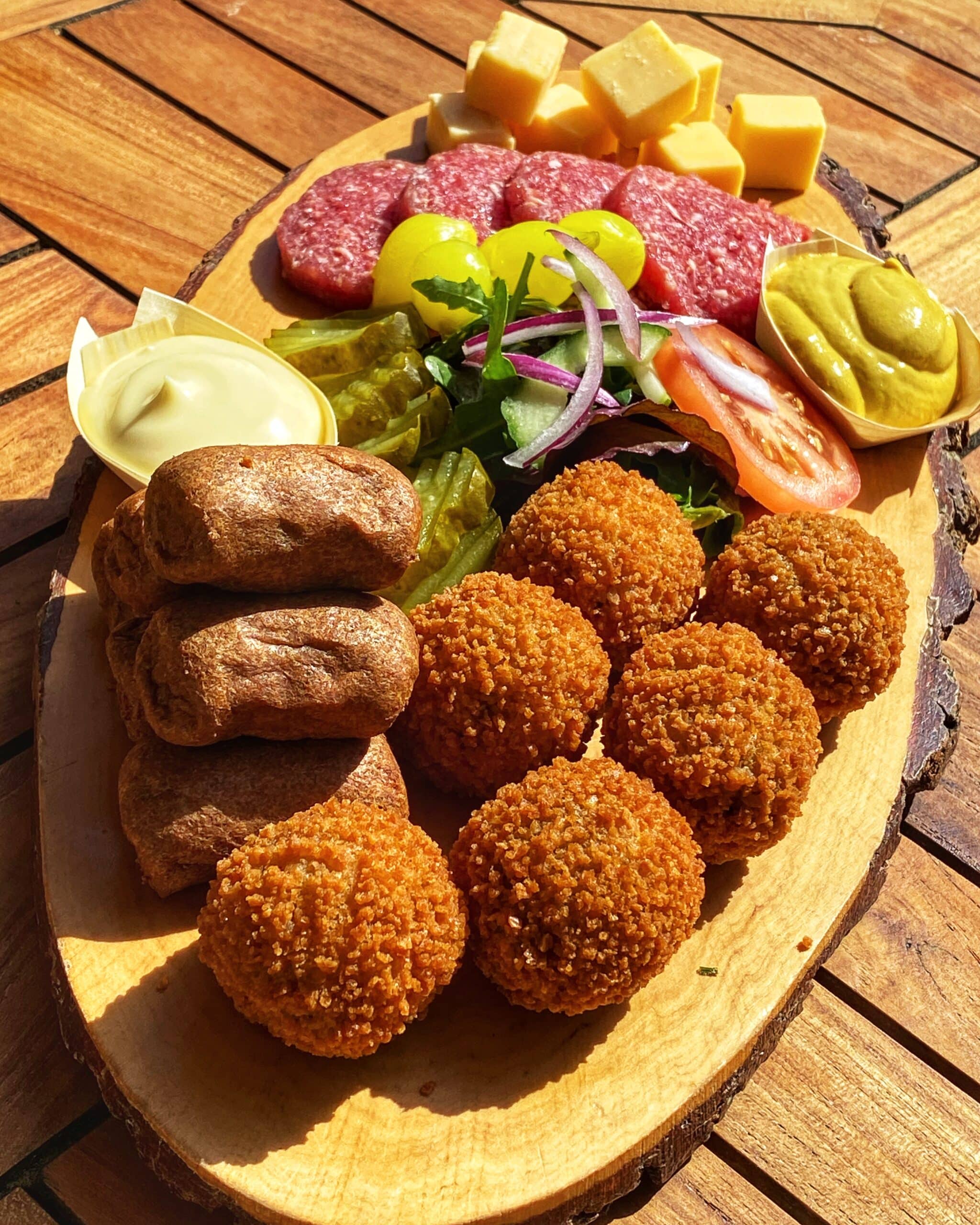 Plato de comida tradicional servido en un restaurante de Ámsterdam