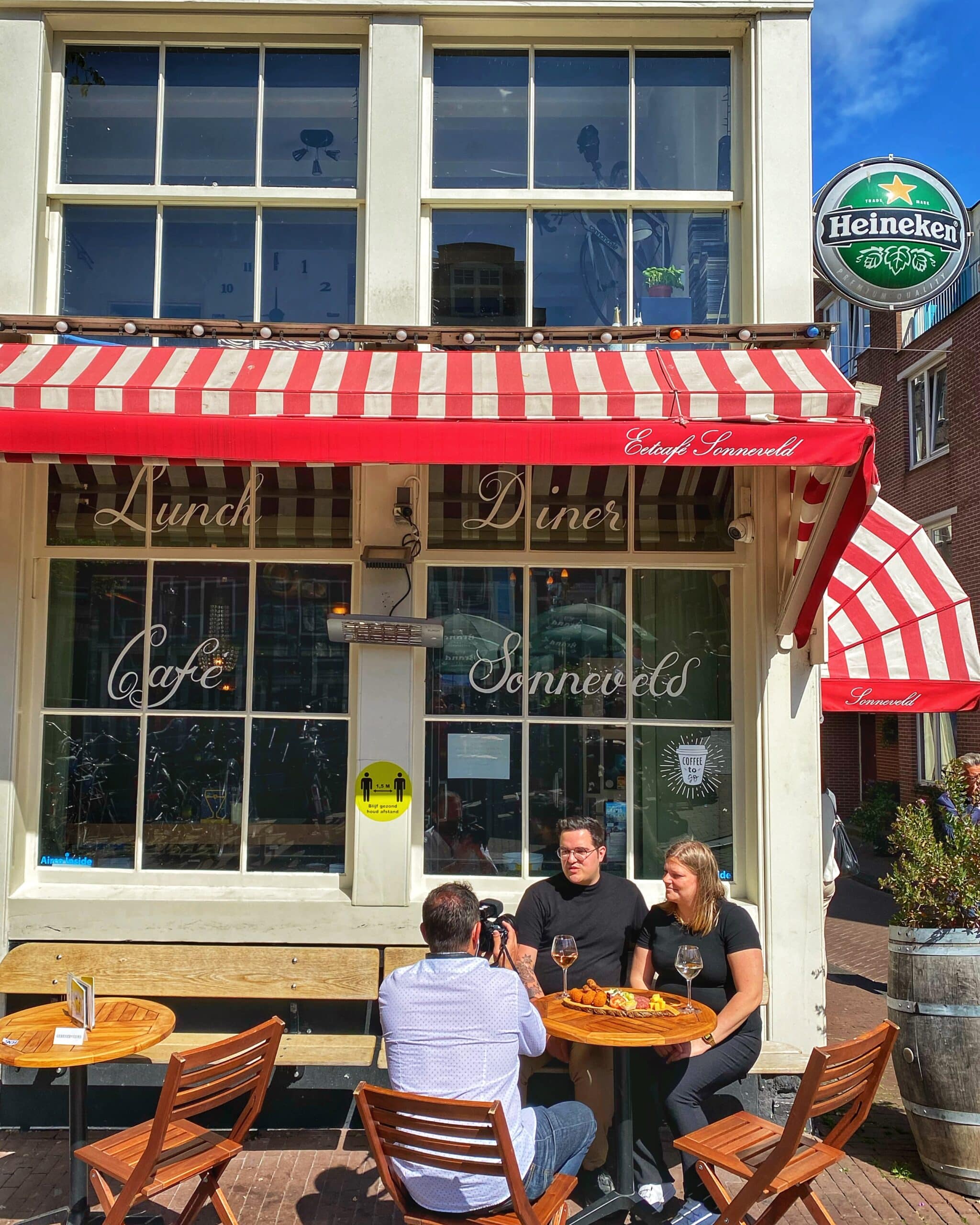 Personas frente a un edificio en Ámsterdam