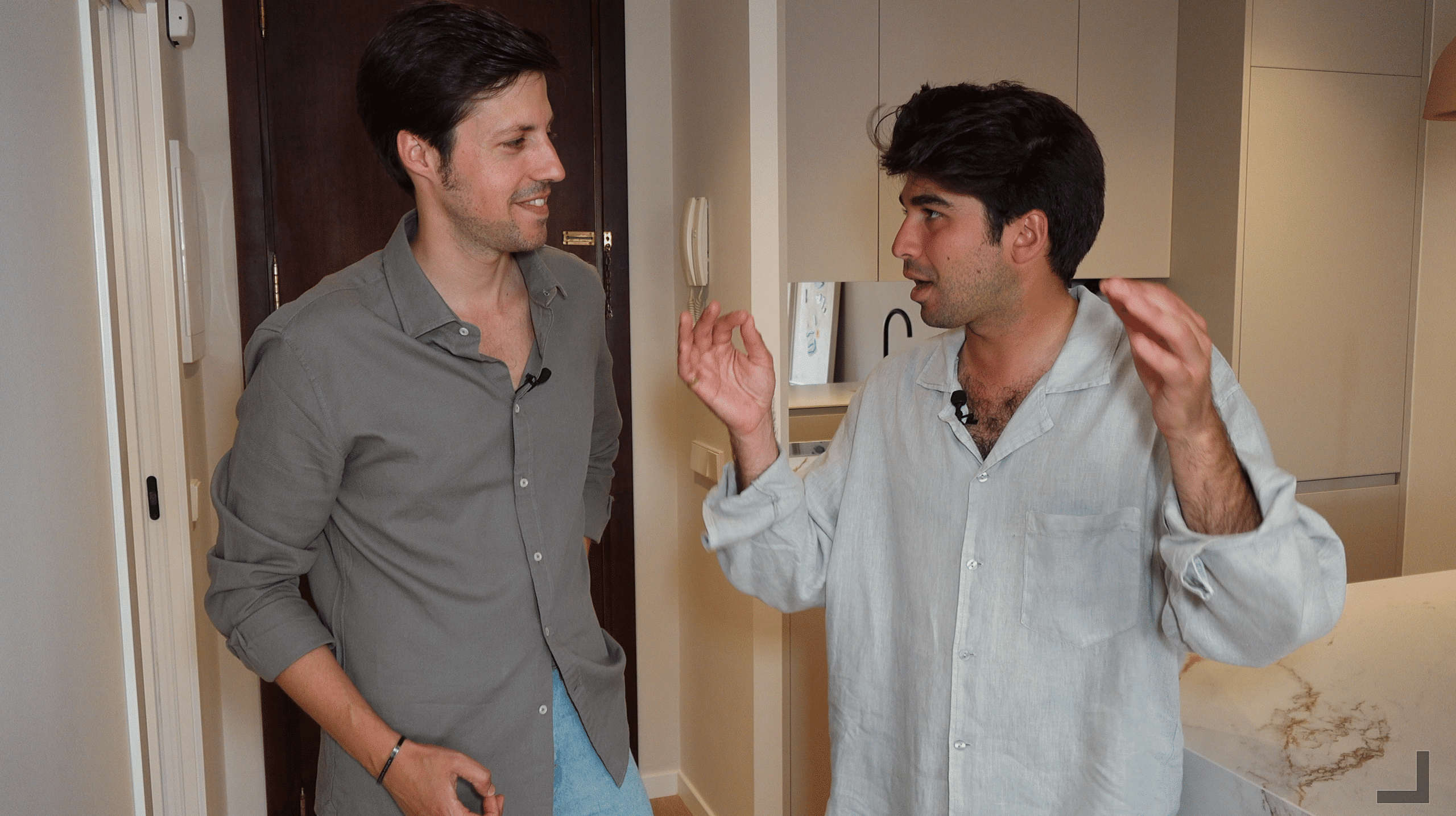Dos personas conversando en una casa recién reformada durante la primera visita en el programa Busco Piso de VidaViva Producciones