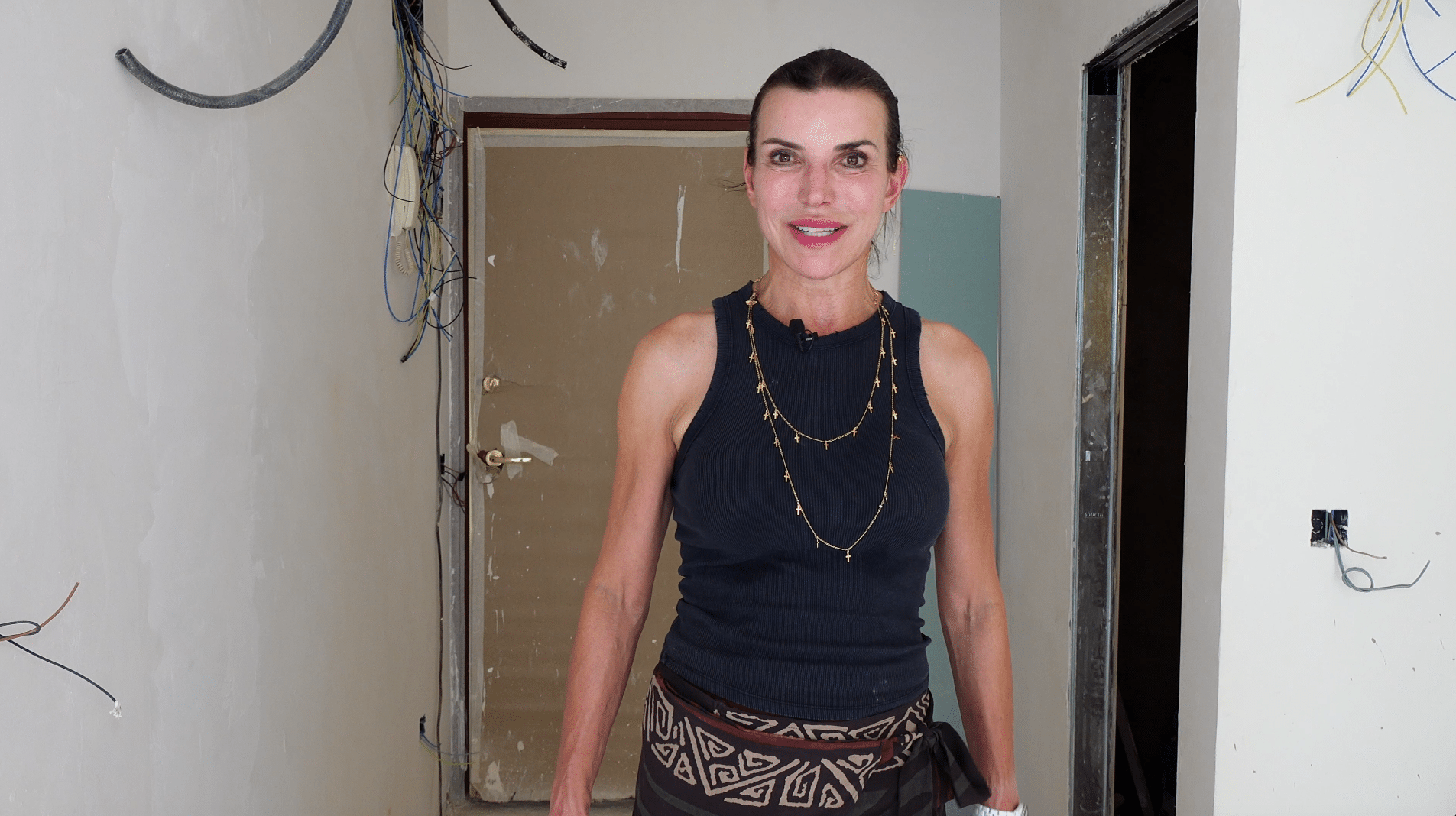 Alicia, la arquitecta, aparece en primer plano en la cocina de una vivienda en construcción, observando los detalles del espacio.